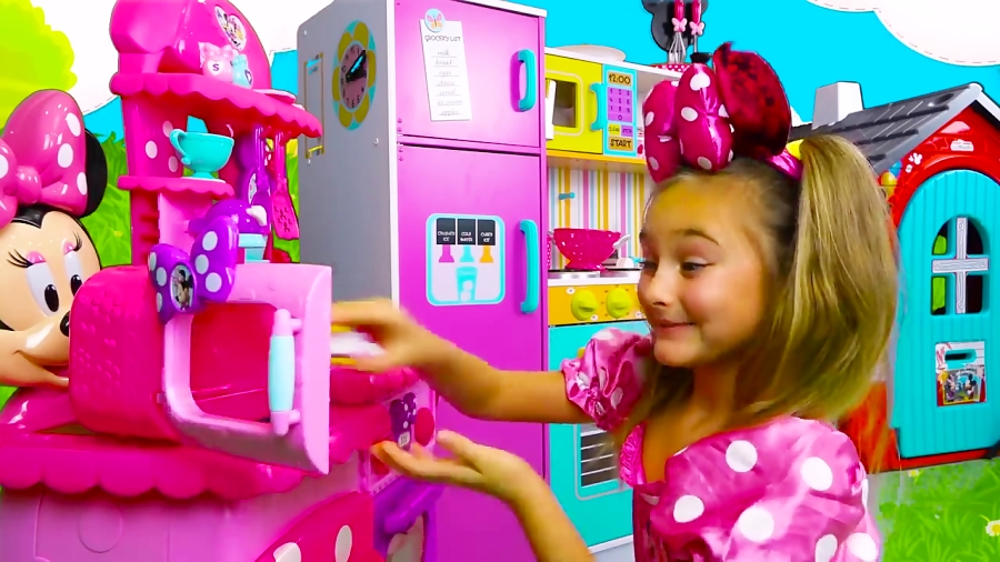 اسباب بازی ها و خانواده مهربان - آشپزی ساشا با میکی موس